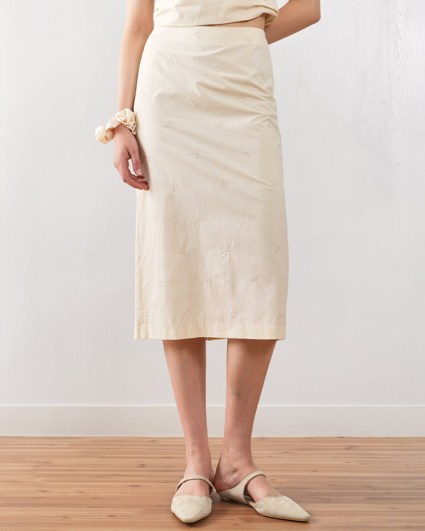 Juliana Midi Skirt - Elegant midi skirt with a flattering silhouette and versatile design