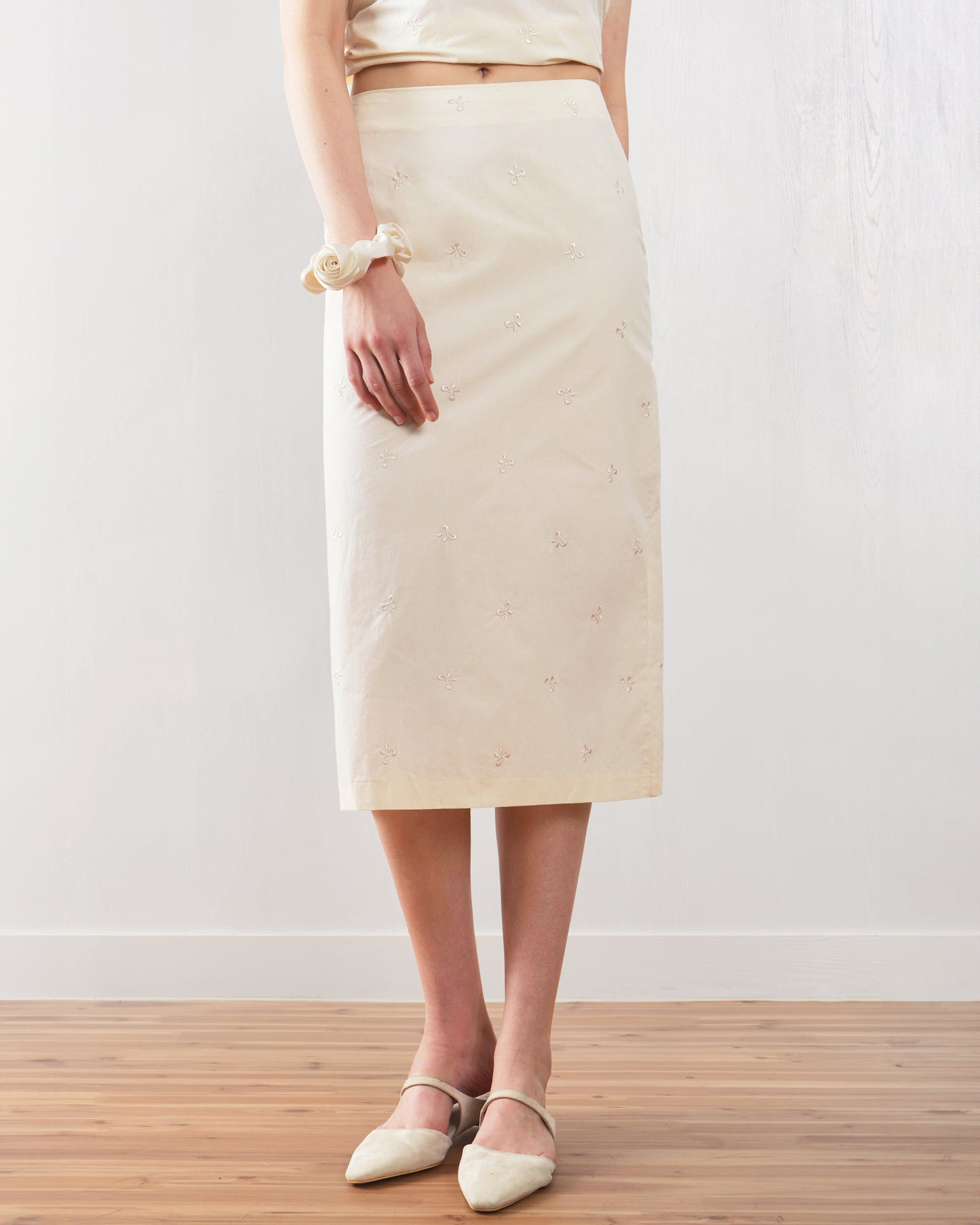 Juliana Midi Skirt - Elegant midi skirt with a flattering silhouette and versatile design