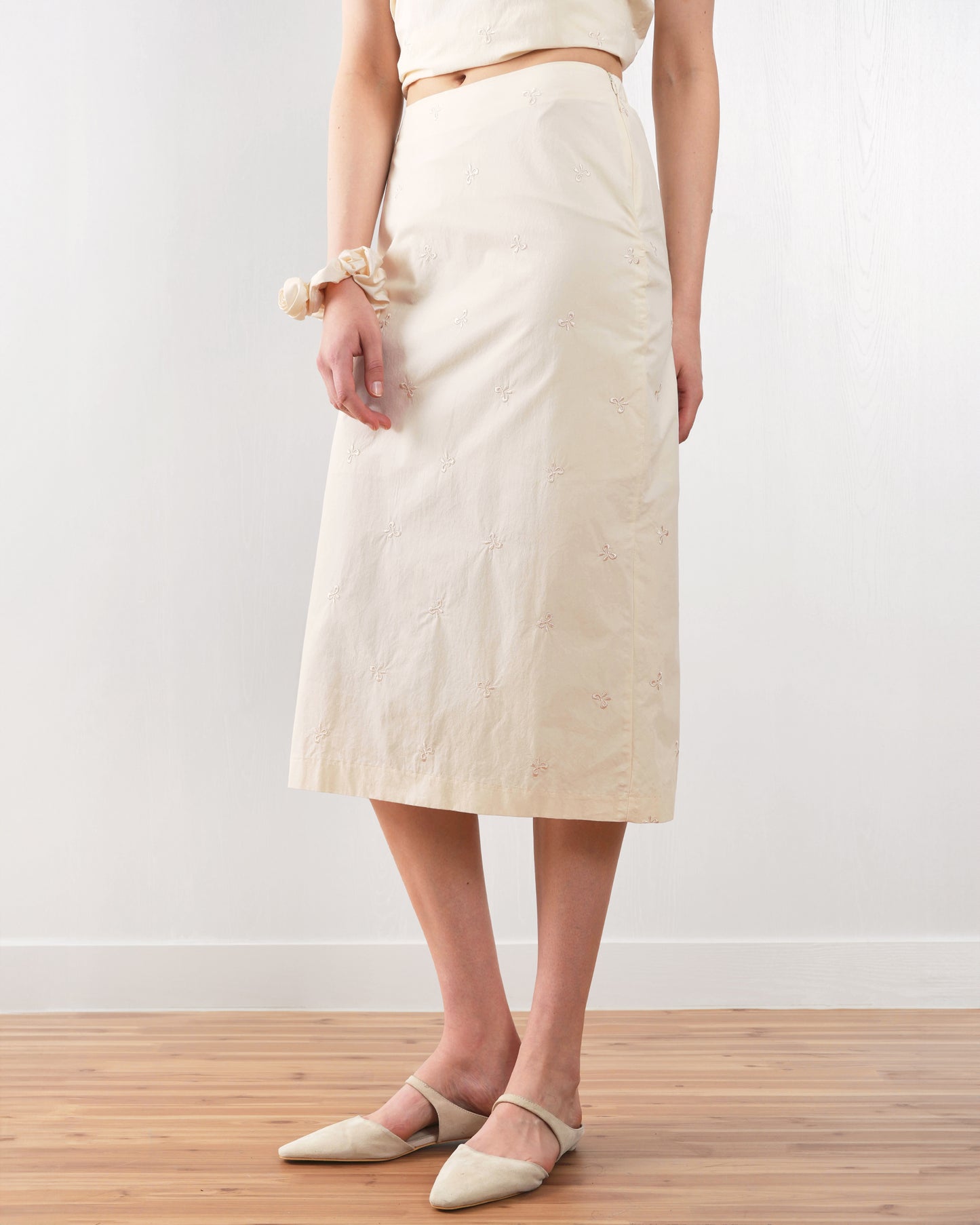 Juliana Midi Skirt - Elegant midi skirt with a flattering silhouette and versatile design