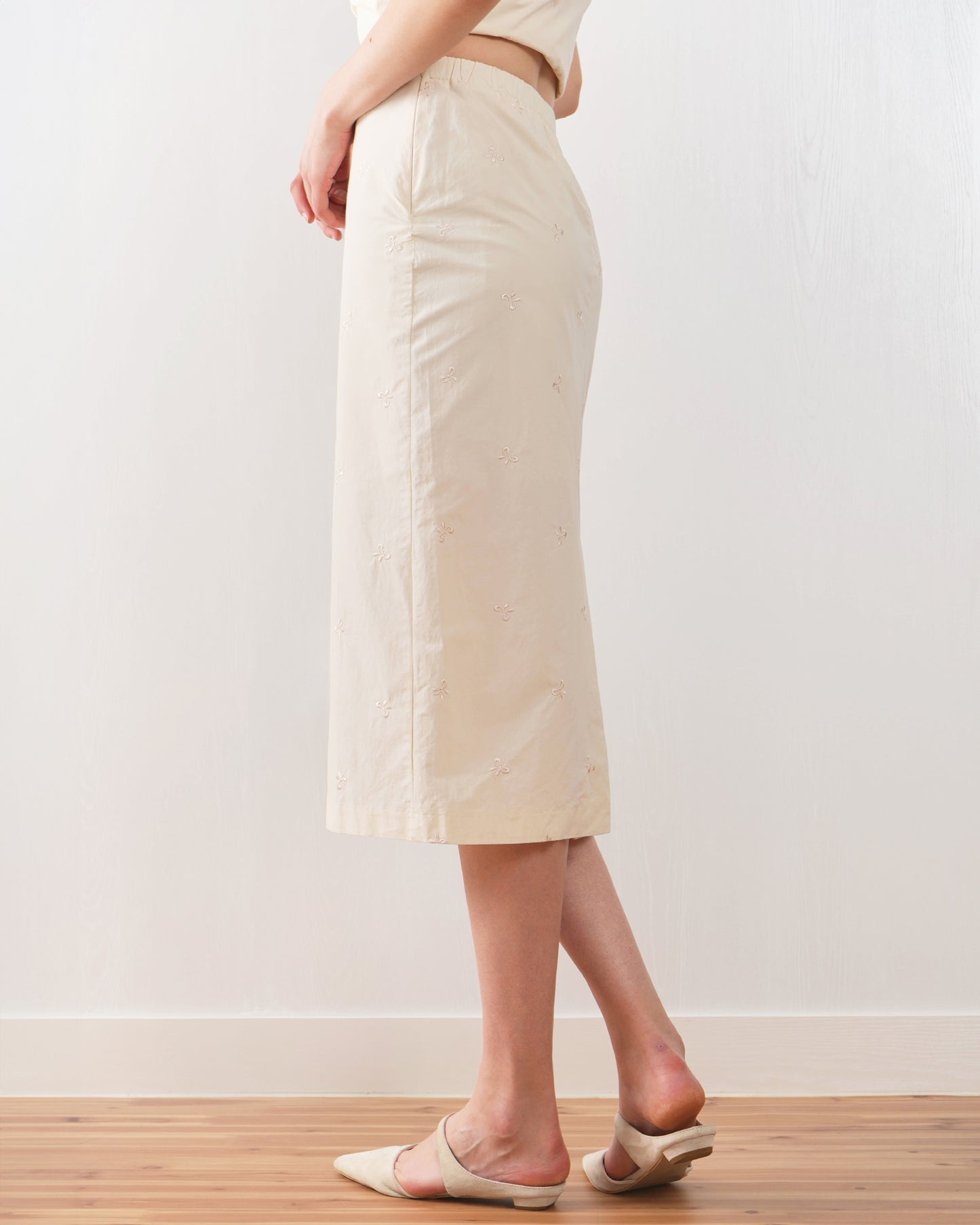 Juliana Midi Skirt - Elegant midi skirt with a flattering silhouette and versatile design