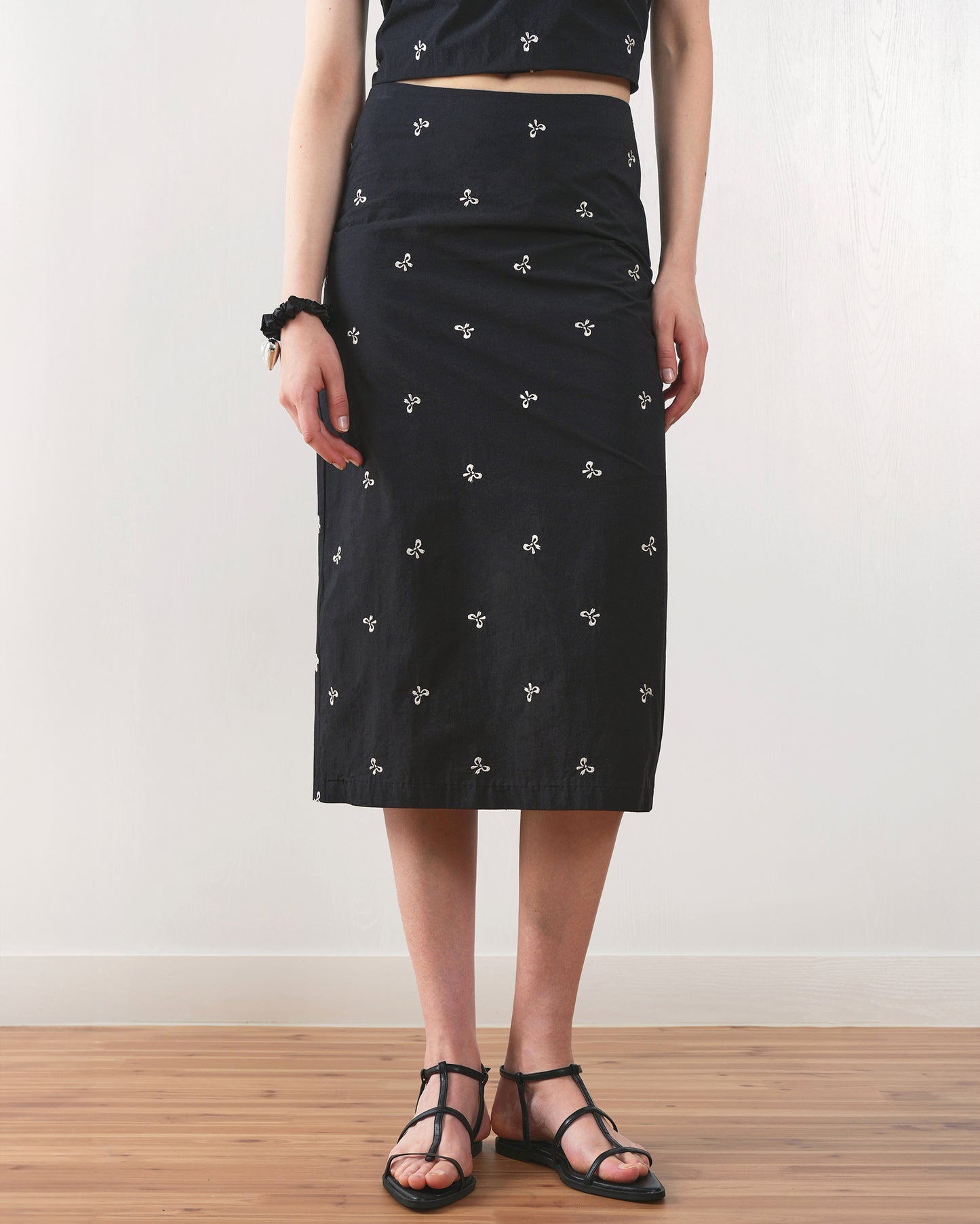 Juliana Midi Skirt - Elegant midi skirt with a flattering silhouette and versatile design