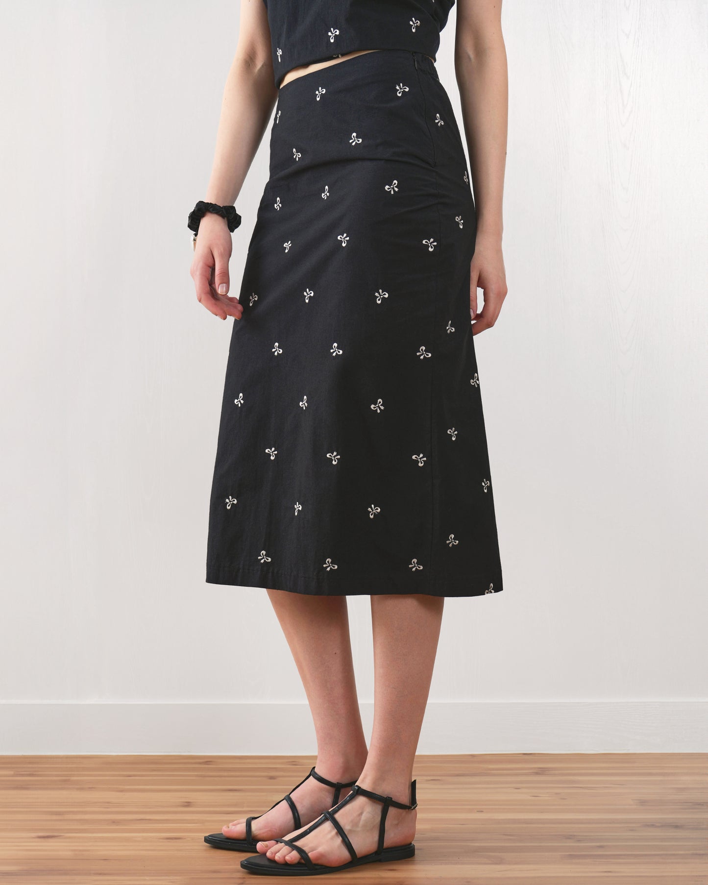 Juliana Midi Skirt - Elegant midi skirt with a flattering silhouette and versatile design