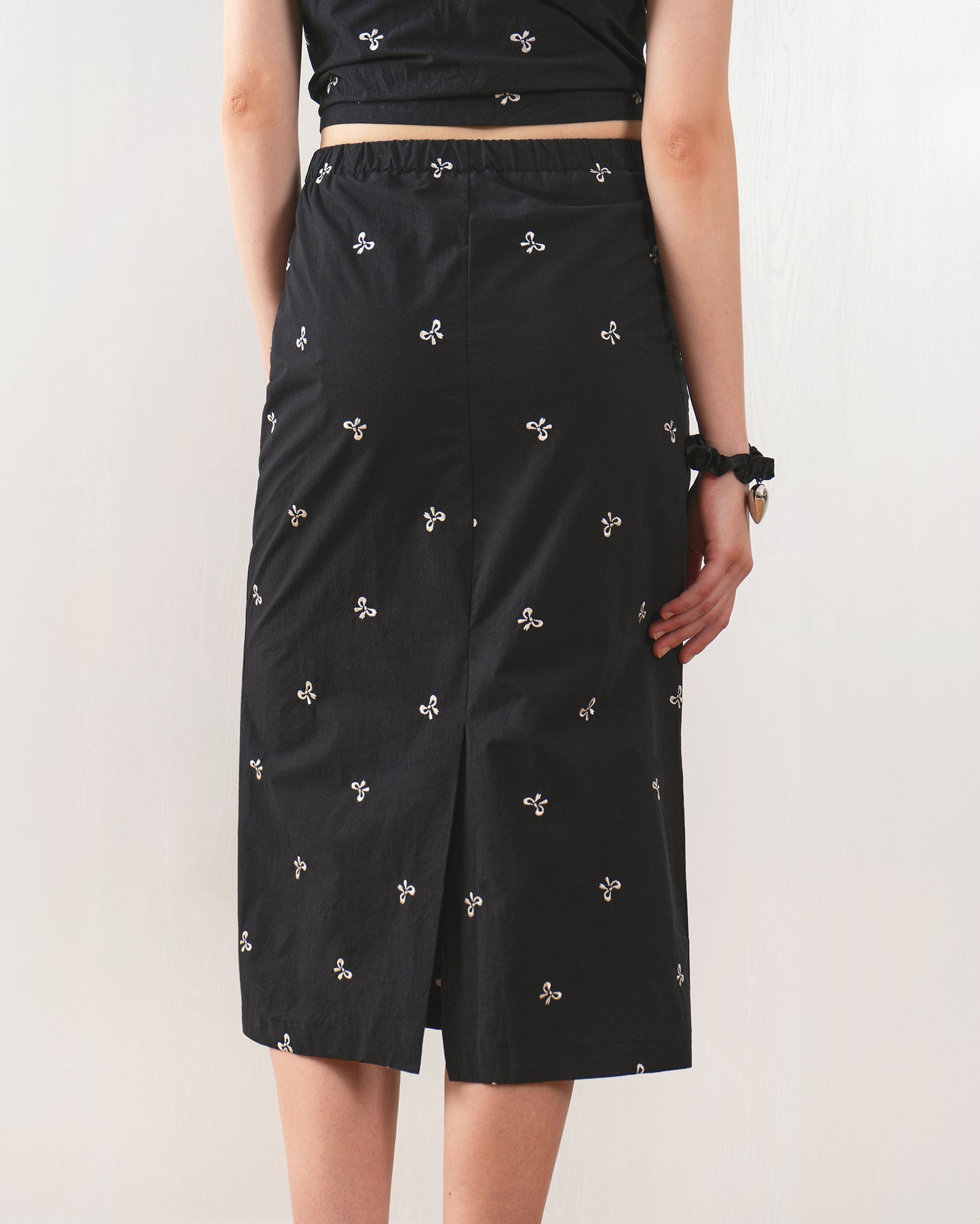 Juliana Midi Skirt - Elegant midi skirt with a flattering silhouette and versatile design