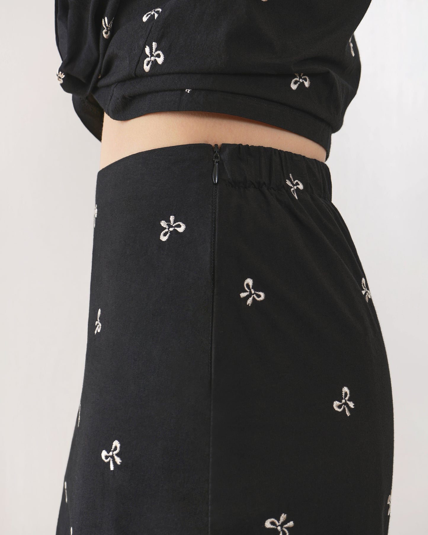 Juliana Midi Skirt - Elegant midi skirt with a flattering silhouette and versatile design